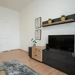 Homely 40M Apt, King-Size Bed, Next To Downtown