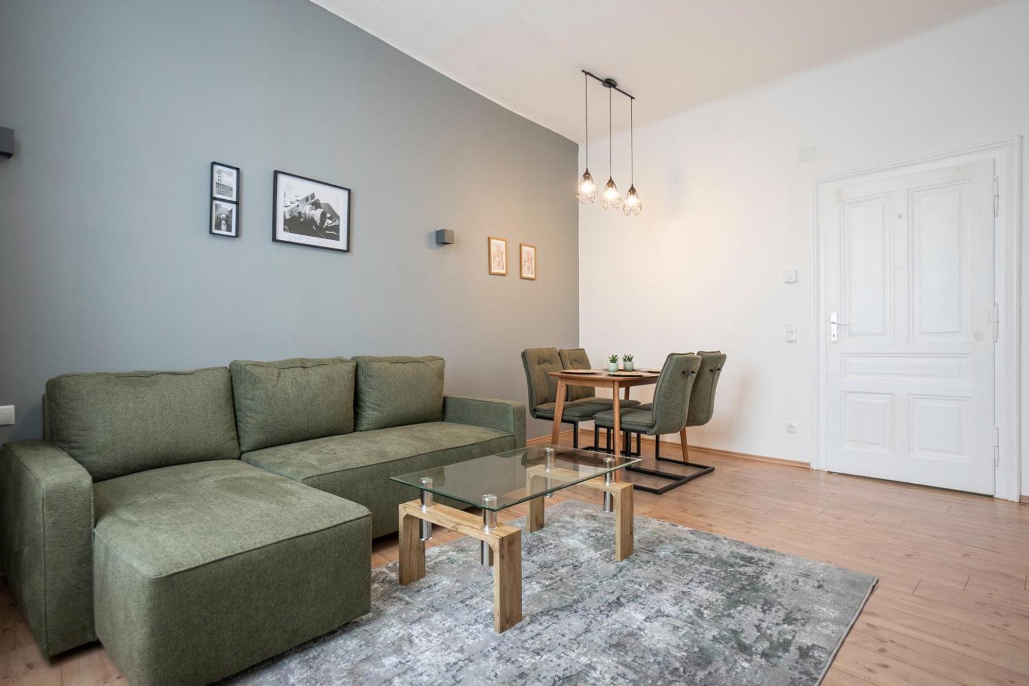 Homely 40m Apt, King-size Bed, Next To Downtown