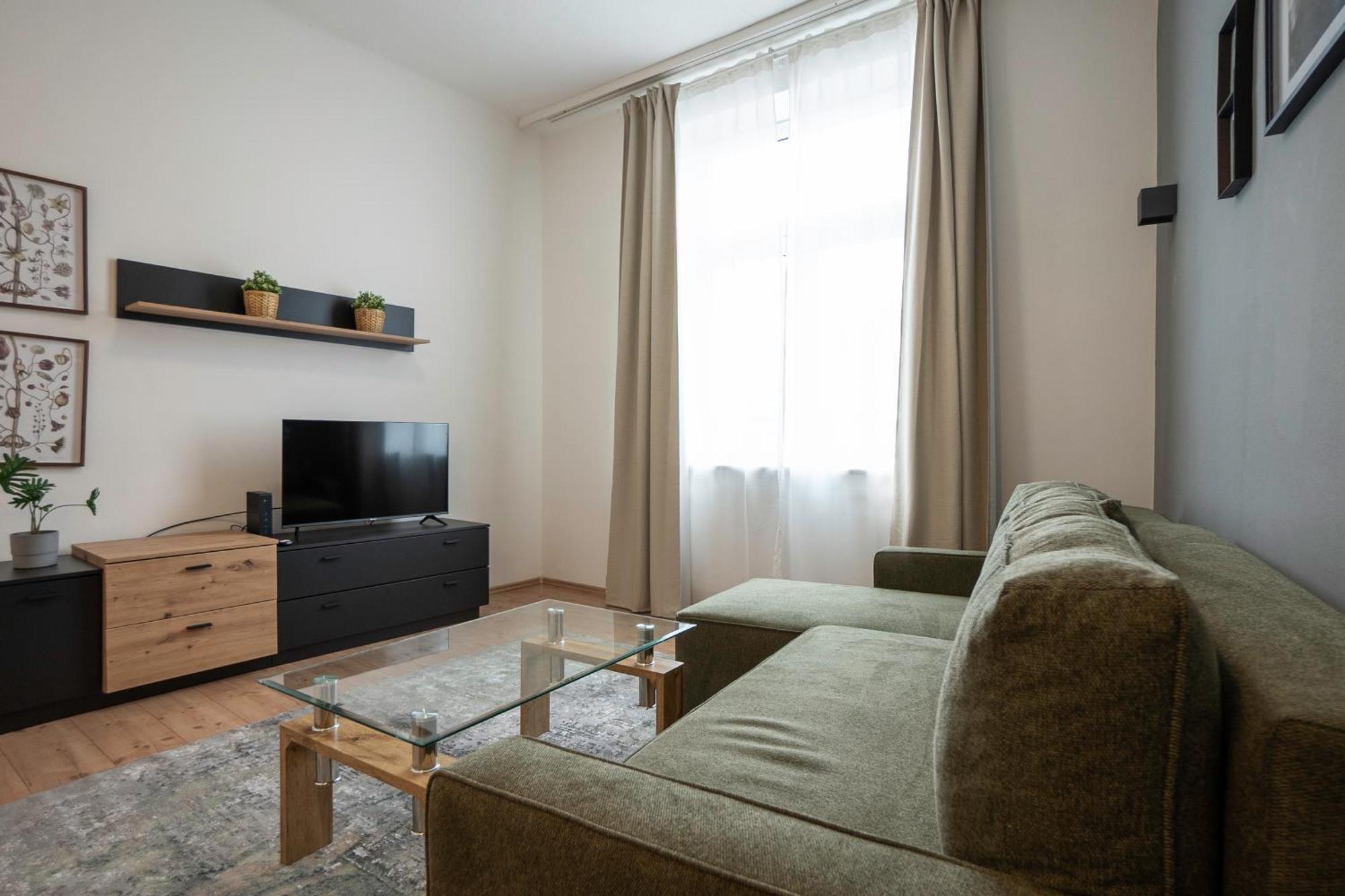Homely 40m Apt, King-size Bed, Next To Downtown *