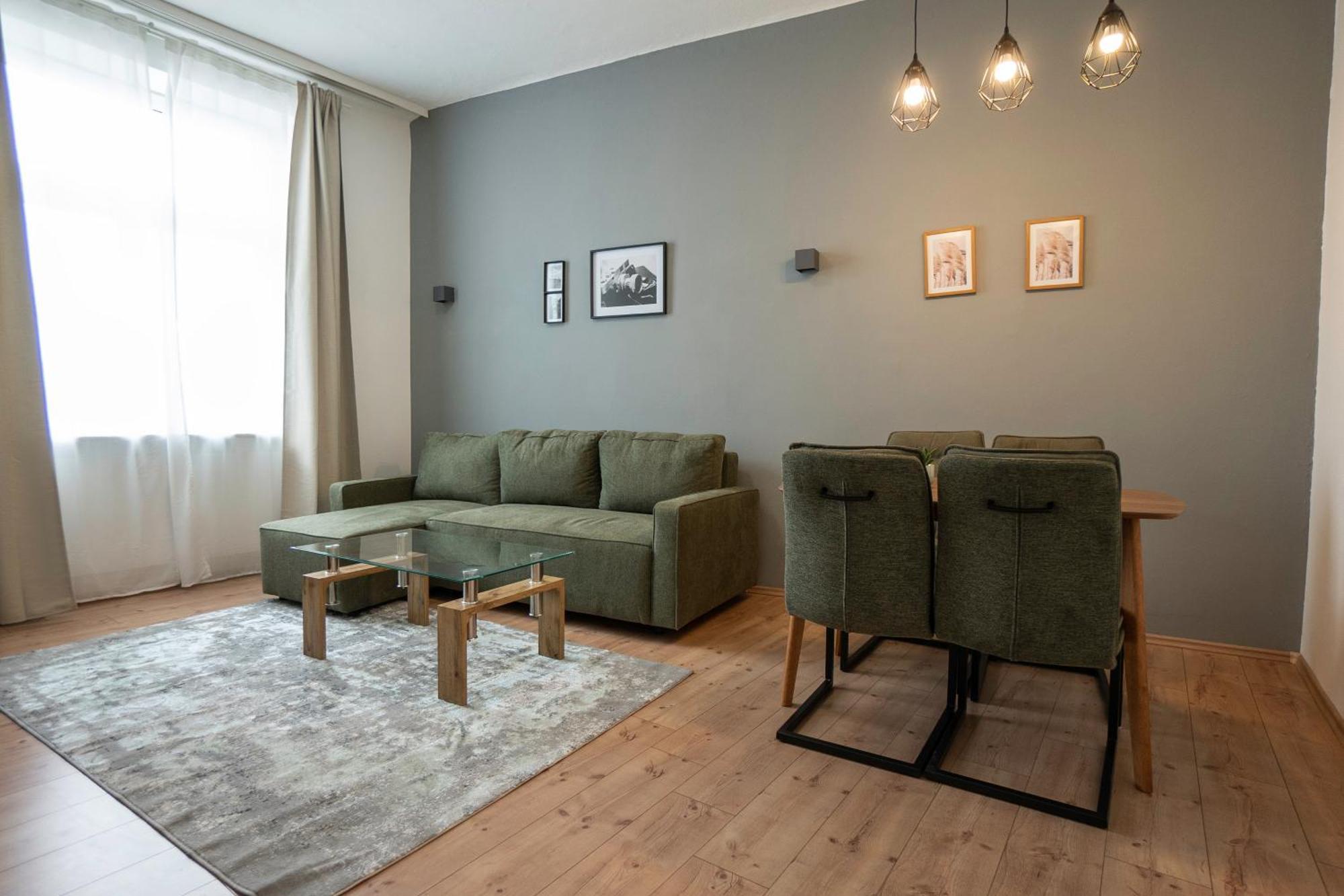 Homely 40m Apt, King-size Bed, Next To Downtown Apartment